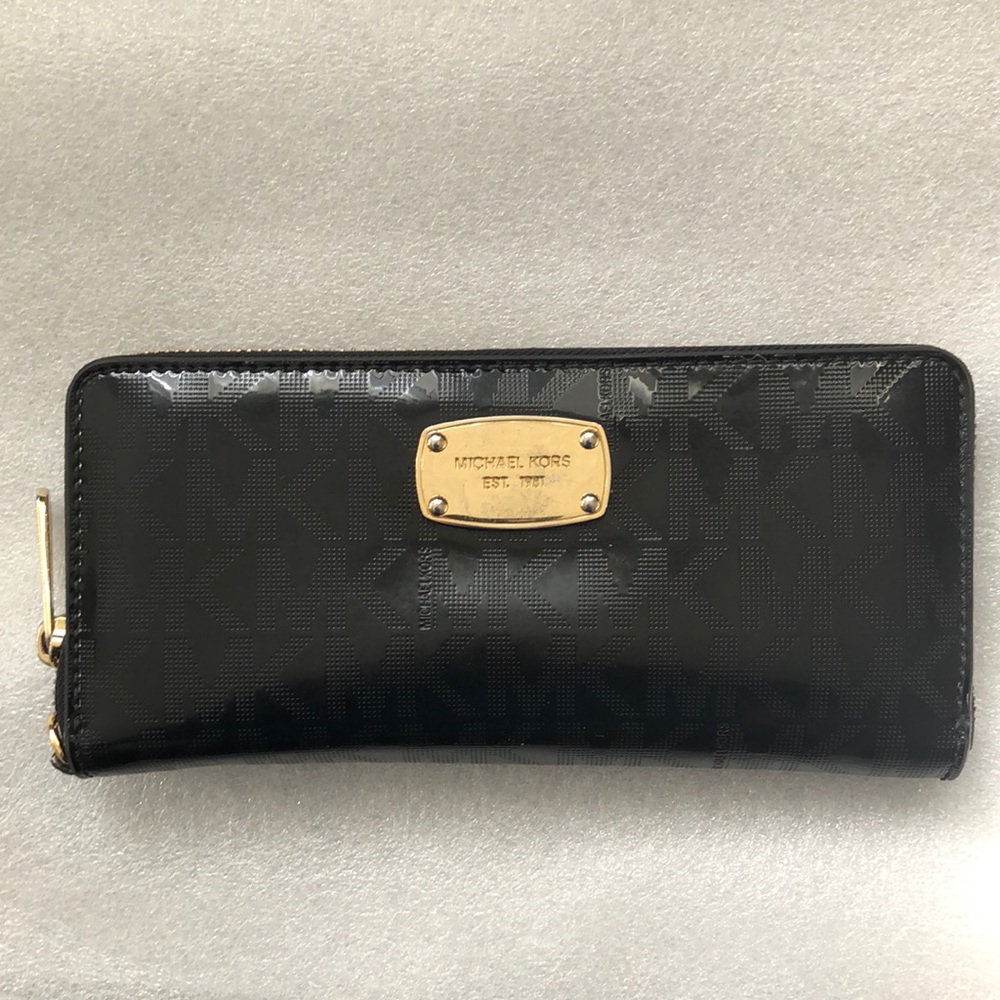 Michael Kors very gently used logo long wallet